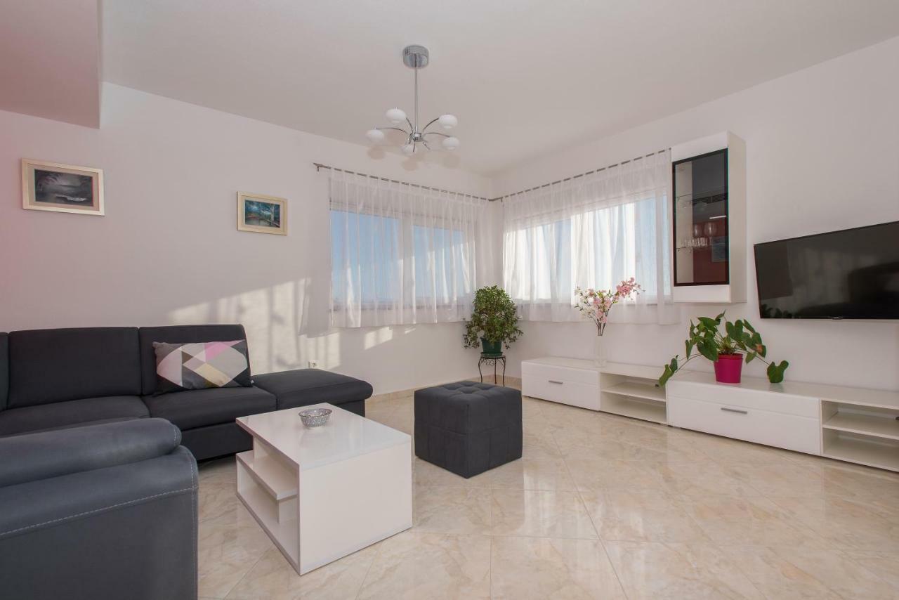 Buba/maslina Apartment Makarska